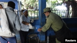 Medidas mediatizadas: Un puesto para desinfectarse las manos en la terminal de omnibus de La Habana.