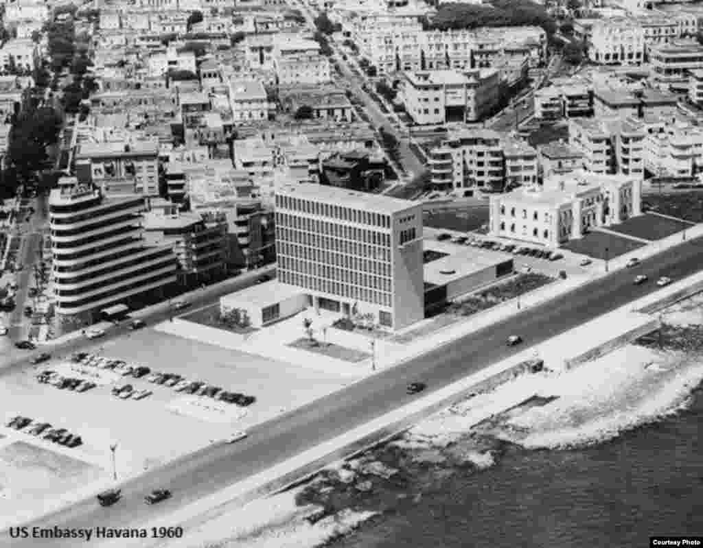 Vista aérea de la embajada y el Malecón en 1960.
