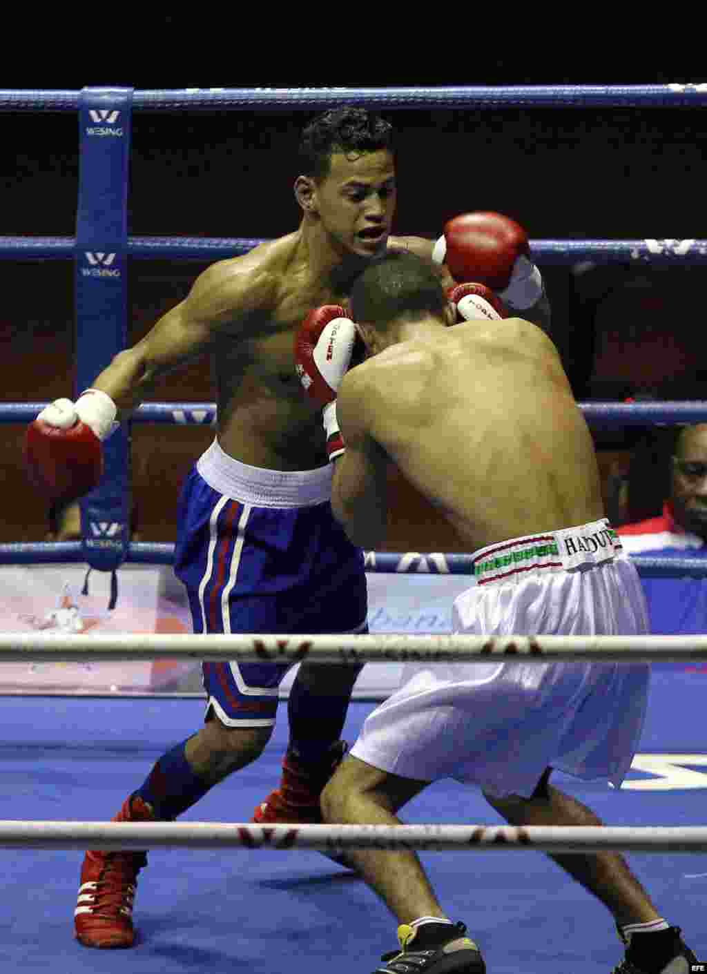 Robeisy Ramírez (i), de los Domadores de Cuba, y Mohamed Hamout (d), de los Leones de Marruecos, compiten en la categoría de los 56 kg. en la V Serie Mundial de Boxeo, el 16 de enero de 2015, en La Habana.