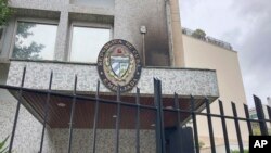 Entrada de la embajada de Cuba en París, atacada el lunes en la noche con una bomba incendiaria que provocó daños menores. (AP/Catherine Gaschka)