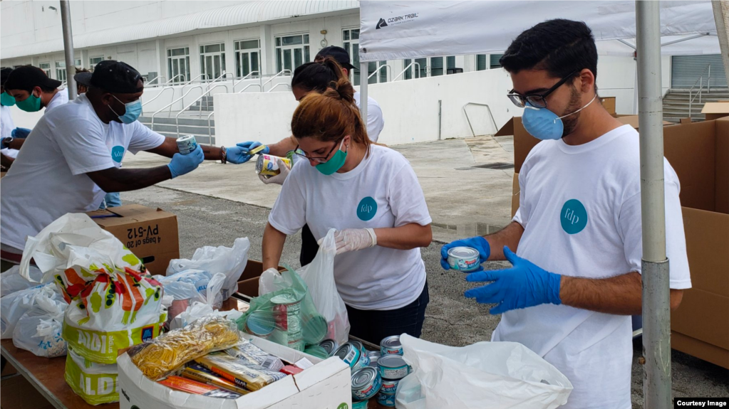 Voluntarios trabajan en la recogida de ayuda para enviar a los cubanos en la isla, como parte de la iniciativa Solidaridad entre Hermanos. (Foto tomada del Facebook de Ernesto Oliva Torres)