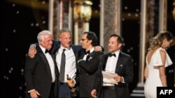 (De izq a der) Jim Swartz, David Fialkow, Dan Cogan y Bryan Fogel pronuncian discurso tras ganar Óscar al mejor documental por "Ícaro"