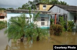 Una vivienda inndada por las copiosas lluvias del huracán Michael sobre Pinar del Río