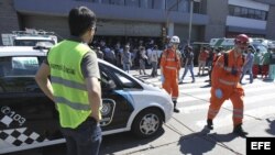 Rescatistas llegan hoy, sábado 19 de octubre de 2013, al lugar en donde al menos 35 personas resultaron heridas, cinco de ellas de gravedad, en un accidente de tren en la concurrida estación de Once