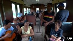 Pasajeros en un tren de Cuba.