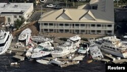 Una vista aérea de barcos dañados después de que el huracán Ian causara una destrucción generalizada en Fort Myers, Florida.