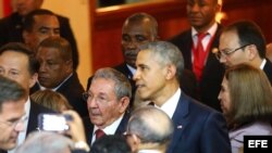 Barack Obama, presidente de Estados Unidos y el general Raúl Castro, en un encuentro informal de la inauguración de la Cumpre de las Américas.