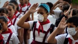 Alumnos en la escuela primaria visten máscaras para protegerse del coronavirus. AP Photo/Ramon Espinosa