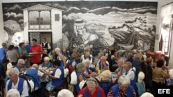 Fotografía de Archivo. Un grupo de ancianos cubanos-canarios en la Sociedad Canaria de Cuba Leonor Pérez en La Habana (Cuba). 
