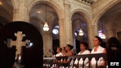 Damas de Blanco en la Iglesia