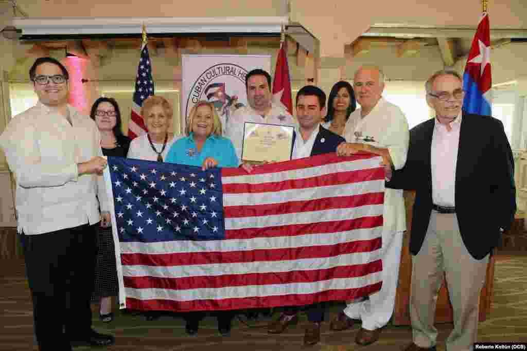 Al centro, la congresista republicana Ileana Ros-Lehtinen, con el grupo de Directores de Cuban Cultural Heritage. Ros-Lehtinen les hizo entrega de una bandera estadounidense que fue izada en el Capitolio de la Unión Americana, en la Ciudad de Washington.