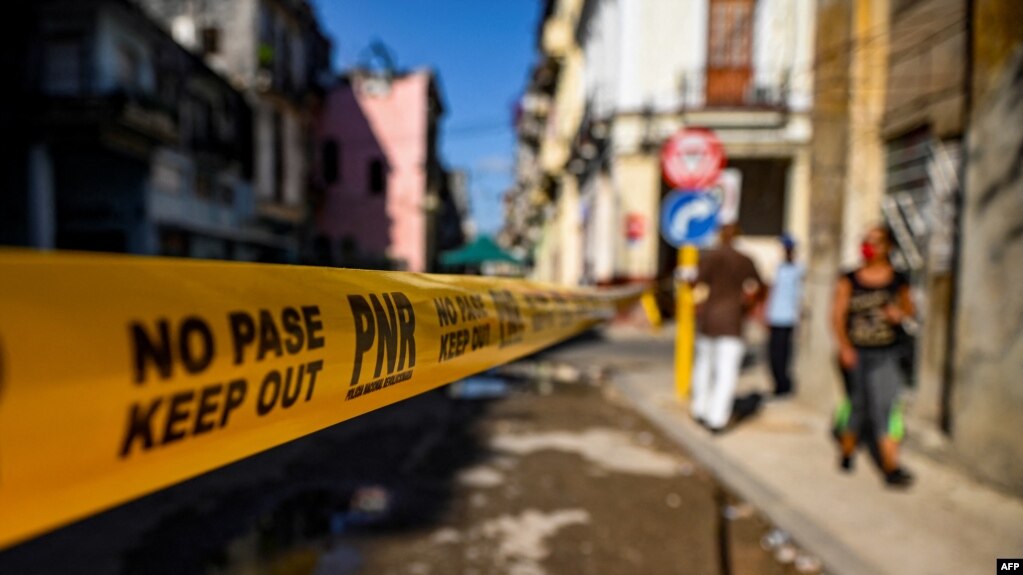 Una calle cerrada por coronavirus en La Habana. (YAMIL LAGE / AFP)