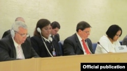 En el estrado principal de la Sala XX del Palacio de las Naciones, el Canciller Bruno Rodríguez (tercero de izquierda a derecha) en el EPU, y a su lado la Embajadora Anayansi Rodríguez. En el margen izquierdo, el Vice-Fiscal General, Rafael Pino Bécquer,