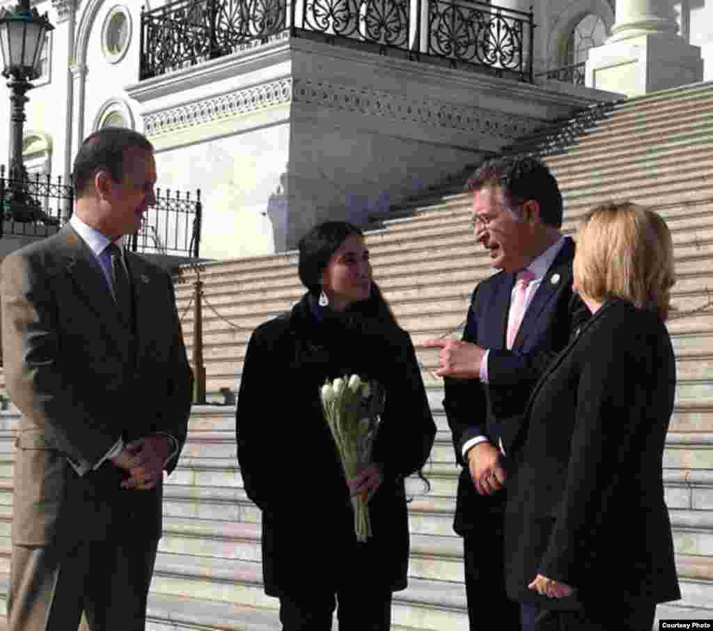 Congresistas estadounidenses, demócratas y republicanos, reciben a @yoanisanchez en el Capitolio en Washington. Tomado del Twitter de Joe García