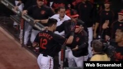 Dariel Álvarez ingresa al dugout tras conectar un jonrón solitario.