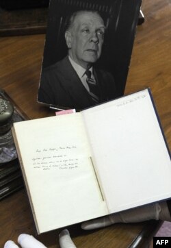 Un libro con notas escritas a mano por Jorge Luis Borges, en la Biblioteca Nacional de Buenos Aires. (Archivo)