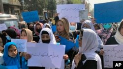 Mujeres protestan en Kabul, Afganistán, el 27 de julio de 2022. (AP Photo/Mohammed Shaoib Amin).