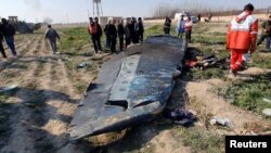 Vista de los restos del avión ucraniano que se estrelló en Irán.
