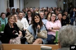 Camila Cabello sonríe durante el lanzamiento de la novela debut de su abuela en Málaga, España, el 23 de marzo de 2023. (Foto AP/Gregorio Marrero)