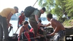 Cubanos cruzan el río Suchiate, en la frontera de Guatemala y México. Archivo.
