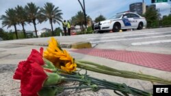 Un ramo de flores colocado frente al Centro Médico de Orlando, donde son atendidos algunos de los heridos en la masacre.