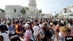 Cubanos participan en una manifestación coreando "Abajo la dictadura "y" Queremos libertad contra el gobierno del presidente cubano Miguel Díaz-Canel en La Habana, el 11 de julio de 2021.