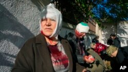 Víctimas de la guerra en Kyiv, capital de Ucrania, el 10 de octubre de 2022. (AP Photo/Efrem Lukatsky).