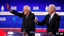 El senador demócrata de Vermont Bernie Sanders (izq.) y el exvicepresidente Joe Biden, durante el debate en Charleston, Carolina del Sur, el 25 de febrero del 2020.