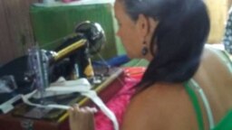 Activistas confeccionan nasobucos (mascarillas) en Palma Soriano. (Foto cortesia de Denia Fernández)