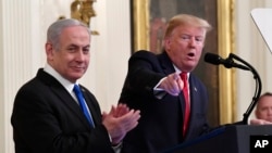 El presidente estadounidense Donald Trump con el primer ministro israelí en funciones Benjamin Netanyahu en la Casa Blanca en Washington, el 28 de enero del 2020.