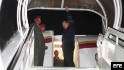 Fotografía cedida el sábado 7 de abril por el Palacio de Miraflores, en la que se observa al presidente venezolano, Hugo Chávez, dejando su país rumbo a Cuba desde Caracas (Venezuela).