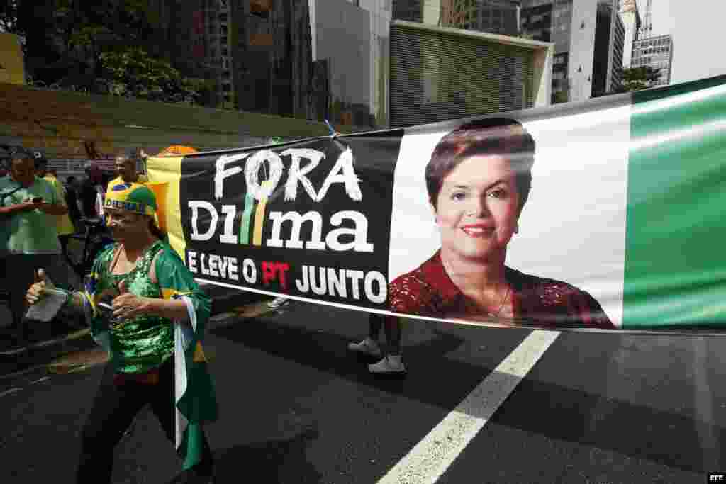"Dilma fuera!" era el lema de las protestas en Brasil.