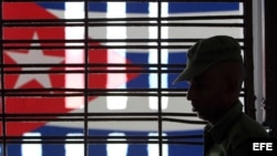 Un militar cubano custodia un pasillo de la prisión Combinado del Este, en La Habana (Cuba).
