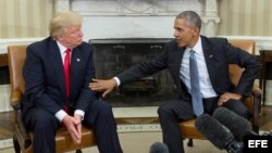 El expresidente de EEUU Barack Obama junto al presidente Donald Trump, en un encuentro en el despacho oval de la Casa Blanca. (Foto de Archivo)