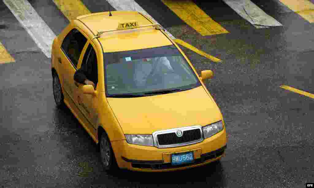 Un viaje en taxi de unos 10 km entre La Habana Vieja y el barrio diplomático de Miramar cuesta el equivalente a unos 7 a 10 dólares, lo que constituye un lujo en un país donde el salario promedio representa 20 dólares al mes. Los principales clientes son turistas y cubanos de altos ingresos.