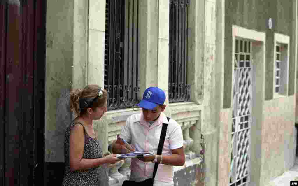 Encuestadores del nuevo censo de población y vivienda que se realizará simultáneamente en todo el país hasta el próximo 24 de septiembre, y en el que participan más de 55.000 encuestadores.