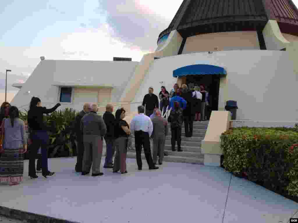 Fieles y amigos se dan cita en la Ermita de la Caridad para dar el último adiós al Padre Román Foto/Albaro Alba