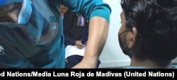 La campaña de vacunación contra el COVID-19 en Maldivas incluye a los migrantes. Foto: United Nations/Media Luna Roja de Maldivas.