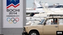 Un taxista espera clientes cerca del puerto de la ciudad rusa de Sochi, en el mar Negro.