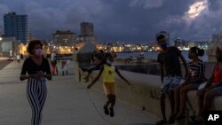 Habaneros en el Malecón, tras el relajamiento de las medidas por el COVID-19. (AP Photo/Ramon Espinosa)