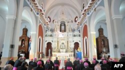 Misa en el Santuario de la Virgen de la Caridad del Cobre, en Santiago de Cuba. (Archivo)