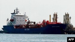 Barco petrolero venezolano en espera de carga en complejo petroquímico "El Tablazo", Caracas, Venezuela