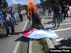 La bandera cubana no tiene la culpa, pero se ha convertido en diana del resentimiento de los venezolanos.