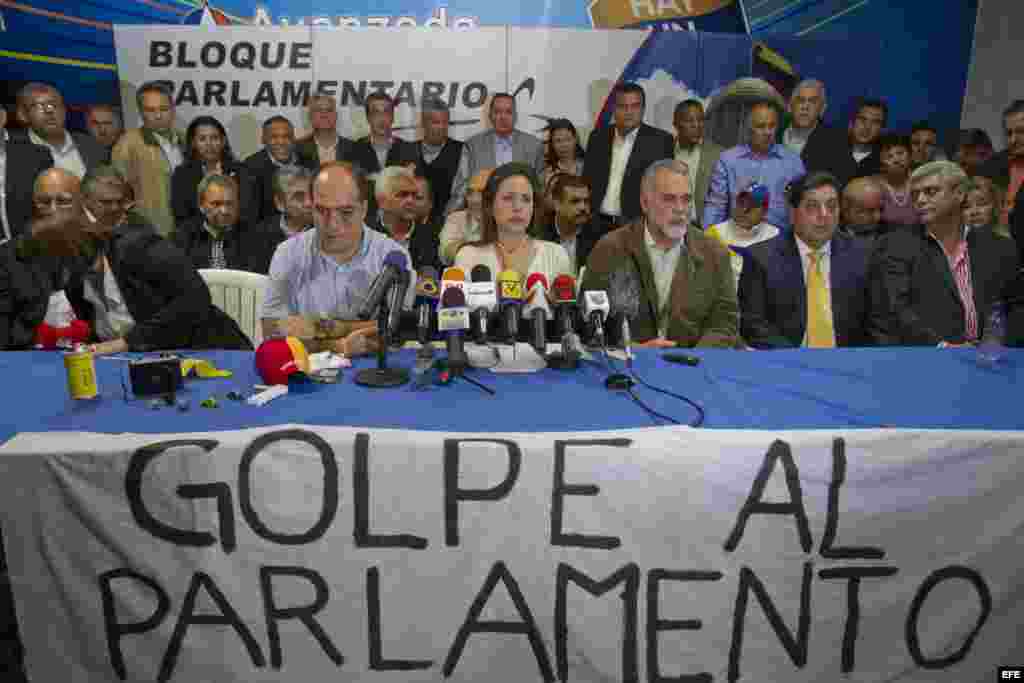 Fotografía cedida por el equipo de prensa del partido político venezolano "Primero Justicia" donde se observa al diputado opositor Julio Borges, ensangrentado, golpeado en un ojo y con el pómulo izquierdo visiblemente hinchado hoy, martes 30 de abril de