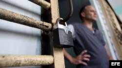 Un recluso permanece en la puerta de su celda, en la prisión Combinado del Este, en La Habana.