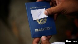 Foto Archivo. Un cubano en Ciudad Juárez muestra su turno para solicitar asilo en EEUU. REUTERS/José Luis González.