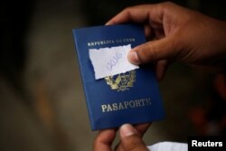Un cubano en Ciudad Juárez muestra su turno para solicitar asilo en EEUU.