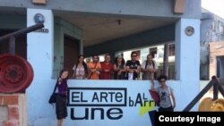 Un grupo de artistas y activistas cubanos exige la liberación del artista Luis Manuel Otero Alcántara, en La Habana el 4 de mayo de 2018.