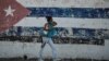 Cubanos criticaron la decisión del gobierno de abrir las fronteras al turismo. (YAMIL LAGE / AFP)