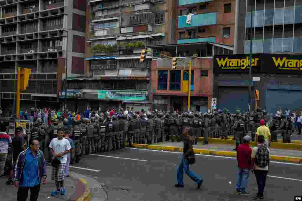 Miembros de la Guardia Nacional Bolivariana (GNB) custodian las calles durante una protesta hoy, jueves 2 de junio del 2016, en el centro de la ciudad de Caracas (Venezuela).